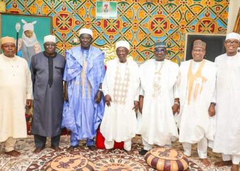 Daura Birnin Bayajidda: Janar Buratai Da Ayarinsa Sun Ziyarci Buhari Da Sarki