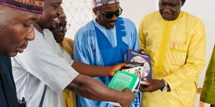 Gidauniyar Bukar Usman Ta Tallafa Wa Hausawan Togo Da Littattafan Hausa