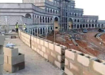 A LOKACIN DA AL’UMMA KE CIKIN BAƘIN TALAUCI: Wani Gwamna Yana Gina Aljannar Duniya